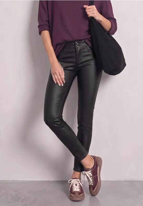Mid waist broek in slim fit met leerlook