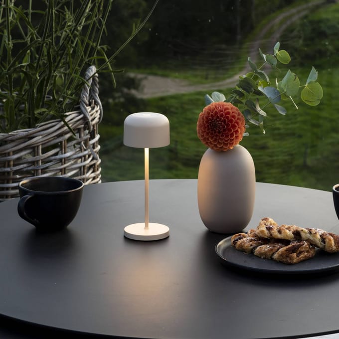Konstsmide LED tafellamp Lille, hoogte 20 cm, zandkleurig, IP54, USB