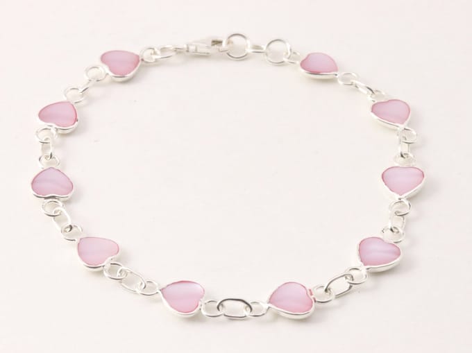 Zilveren hartjes armband met roze parelmoer