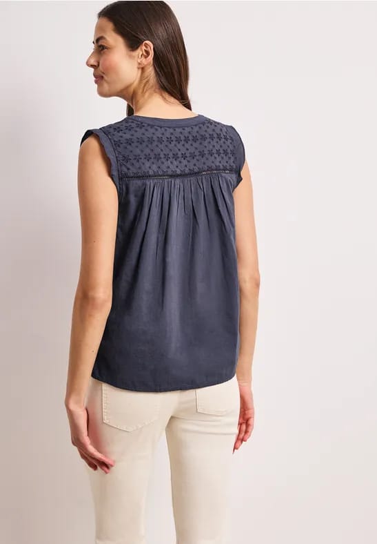 Blousetop met gespleten hals en shiffley-details