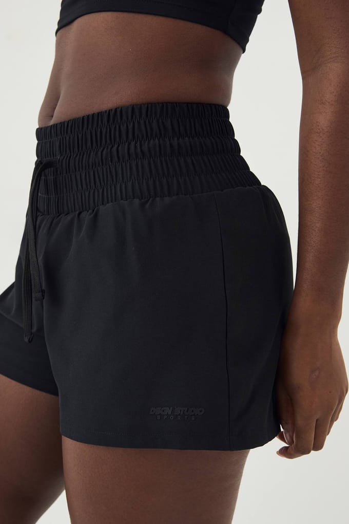 Dames DSGN Studio Hoge Taille Diepe Tailleband Hardloop Short | Black | Maat: XL
