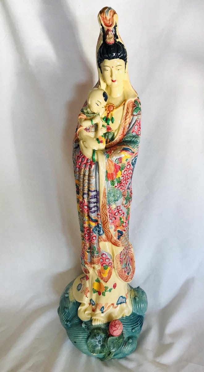 Boeddha Kwan Yin / Guan Yin  met KID 70CM HAND GESCHILDERD