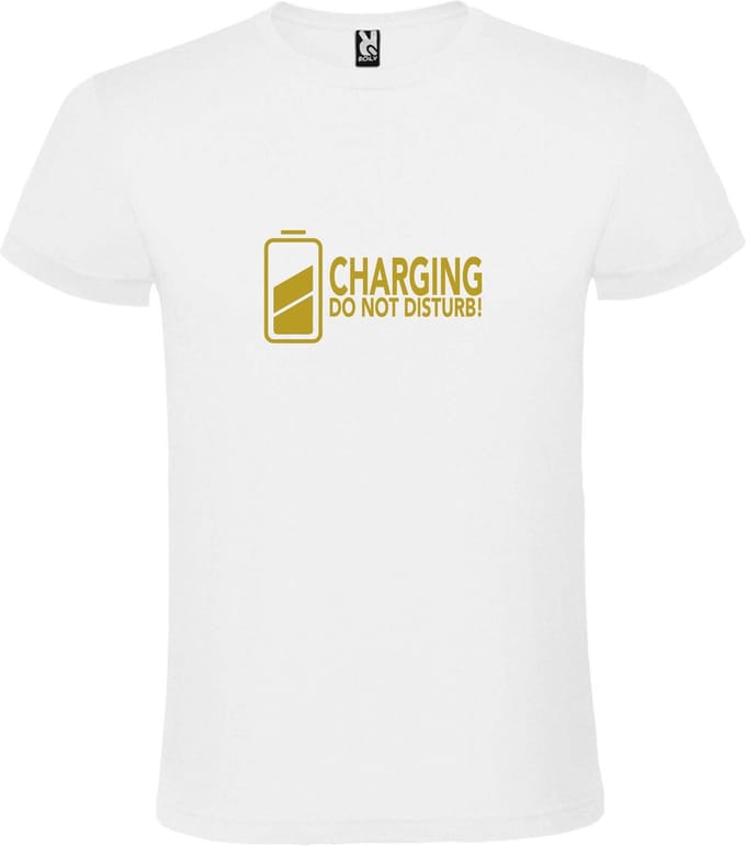 Wit T-Shirt met “ Charging / Do NOT Disturb “ afbeelding Goud Size S