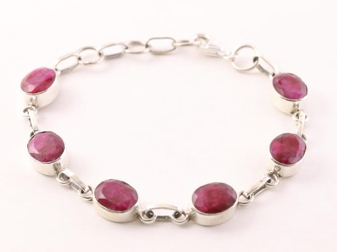 Zilveren armband met robijn
