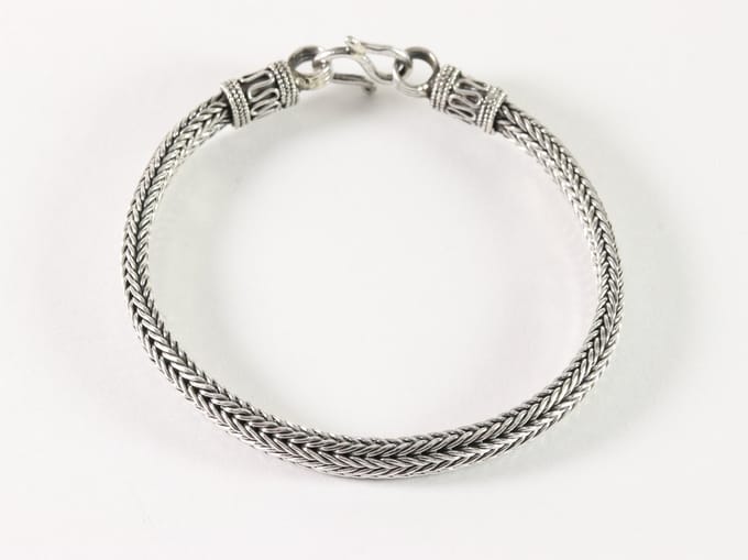 Zware zilveren snake armband met bewerkte sluiting - 18 cm.
