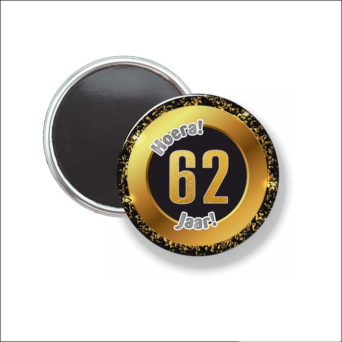 Button Met Magneet 58 MM - Hoera 62 Jaar - NIET VOOR KLEDING