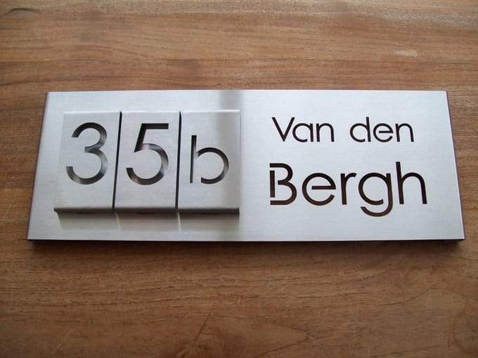 Naambord geborsteld RVS316 met opliggend huisnummer