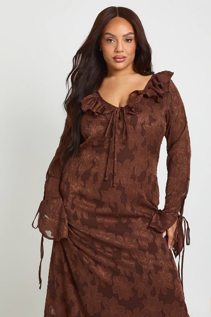 boohoo Dames Plus Burnout Chiffon Ruffle Midaxi Jurk | Chocoladebruin | Maat: 46