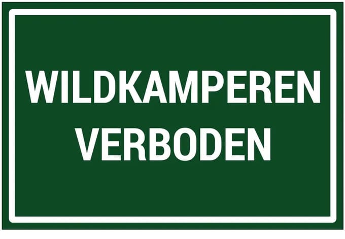 Wildkamperen verboden sticker | 30 x 20 cm