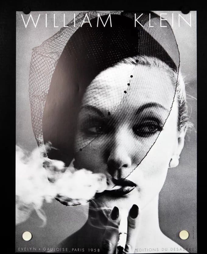 Poster - Evelyn + Gauloise - William Klein - Zwart/Wit - Jaren 80 - 60x80 cm