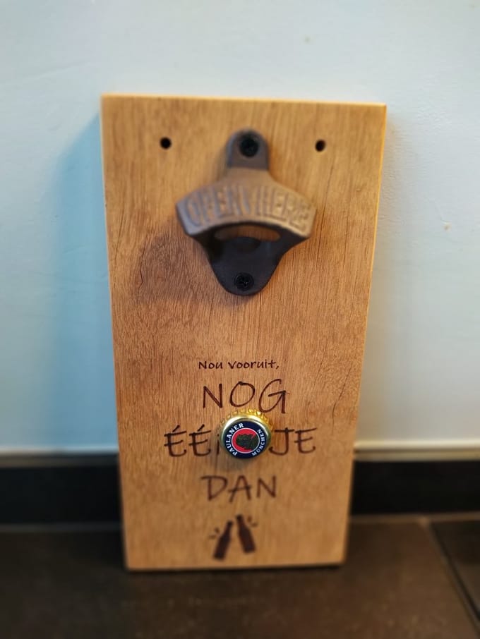 Magnetische Bieropener met tekst – Eikenhout – 25 x 13cm