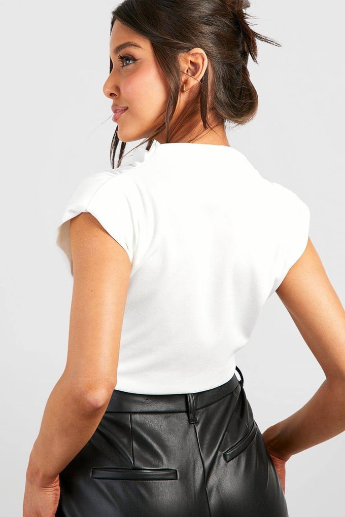 boohoo Dames Cowl Neck Crepe Blouse met Schoudervulling | Ivoor | Maat: 38