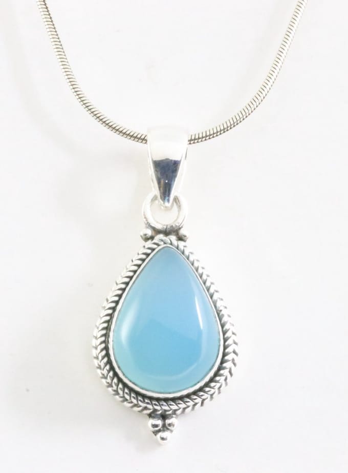 Bewerkte zilveren hanger met blauwe chalcedoon aan ketting