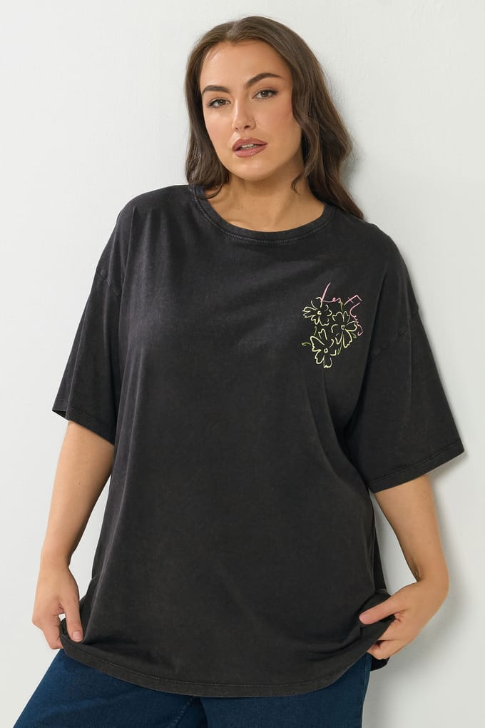 Yours Zwart Relaxed Tshirt Met 'Les Fleurs' Op De Achterkant Size 58-60
