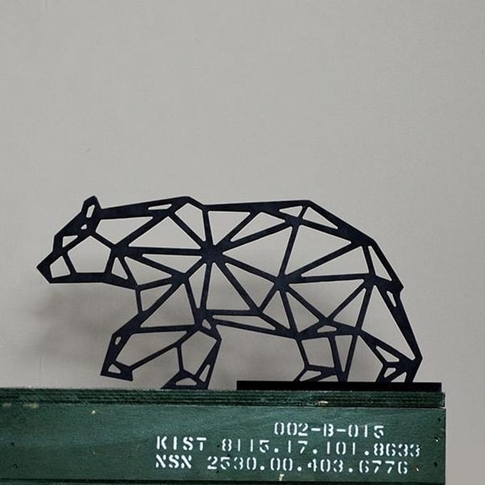 FBRK. Geometrische Ijsbeer op Standaard - Black
