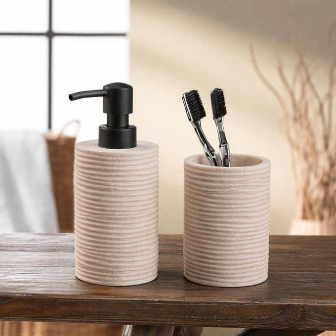 Siloa Badkamer Set – Zeeppomp & Tandenborstelhouder – Polyresin – Geribbeld Design – Sable/Beige