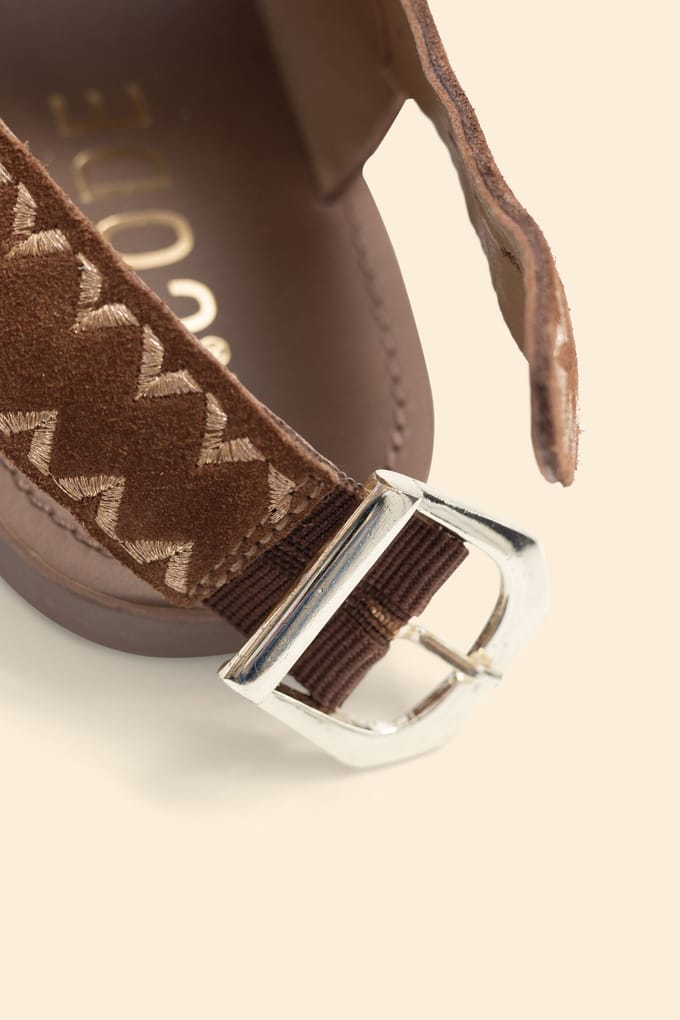 ICode Camel Leather Velour Embroidered Flat Sandals Camel Taglia: 36 | Infradito Outlet | Donna | Marrone