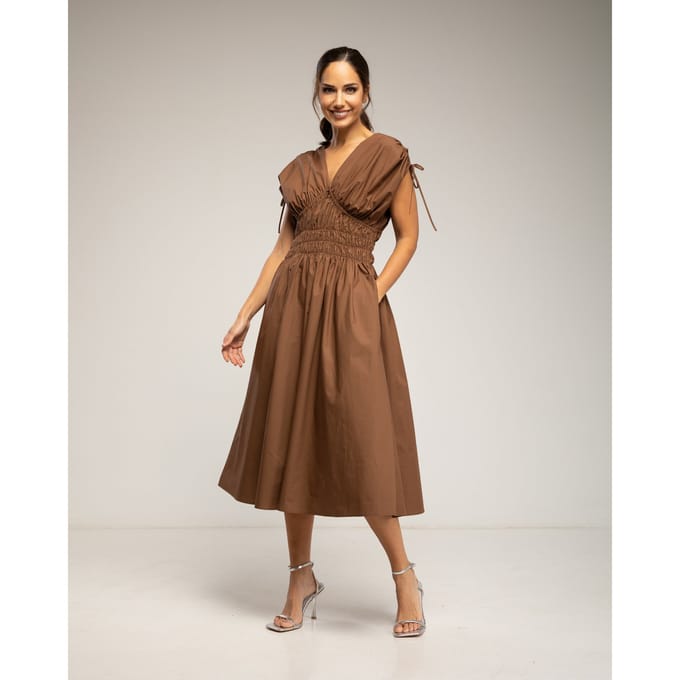 Midi-jurk met elastische taille en borst, rimpelmouwen en zakken