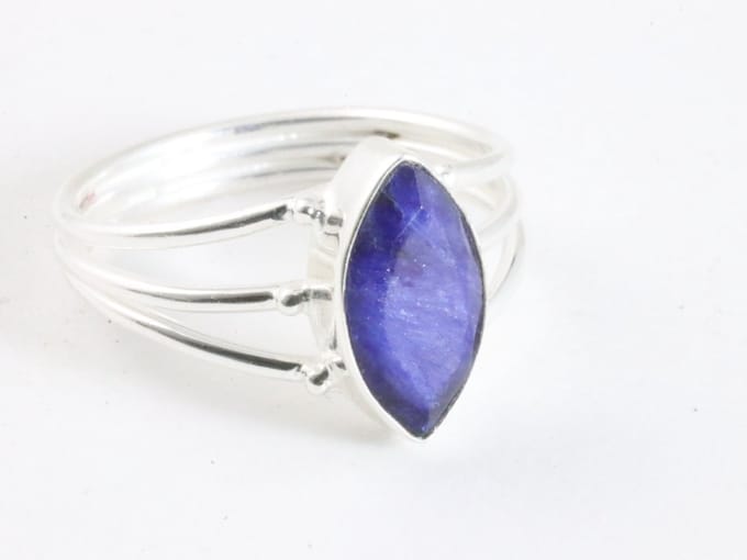Opengewerkte zilveren ring met blauwe saffier - maat 16.5