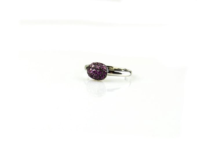 ring in wit goud gezet met roze saffier