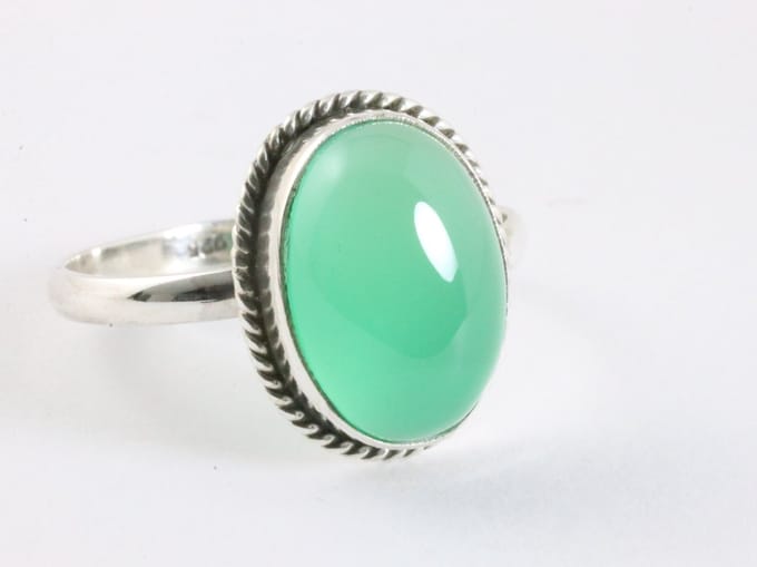 Bewerkte ovale zilveren ring met groene onyx - maat 19