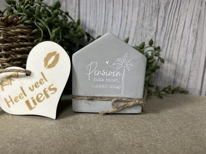 Creaties van Hier – Cement house Pensioen met houten hartje - 8 cm – Cement