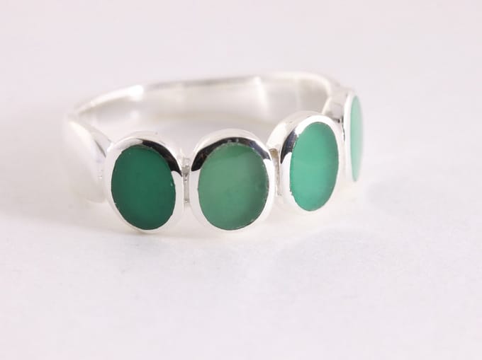 Hoogglans zilveren ring met groene agaat - maat 19