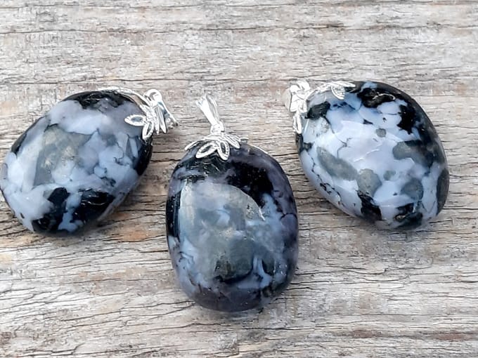 Edelsteen Gabbro (Mistic Merliniet) amulet hanger