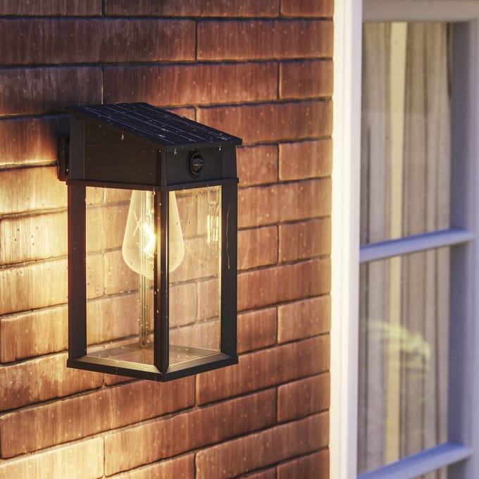 Philips Geri Wandlamp - UltraEfficient LED - Solar buitenlamp - Warmwit licht 2700K - Zwart - Rechthoekig ontwerp - Bewegingssensor - Zonne-energie - Schemersensor
