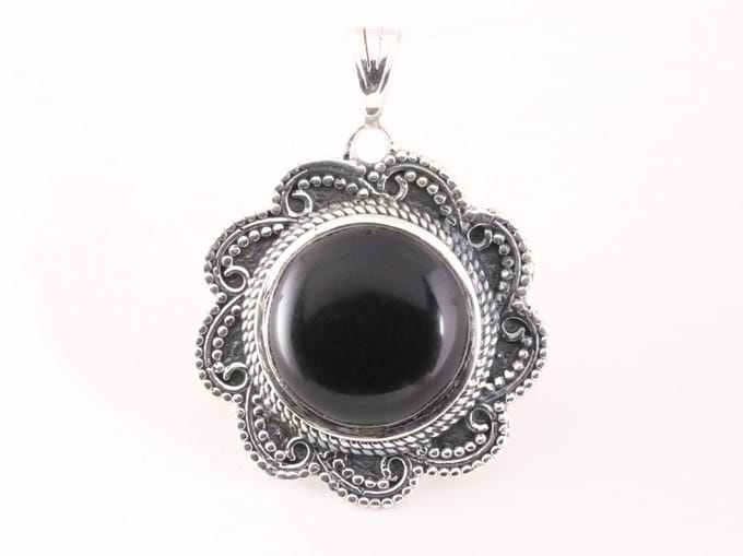 Bewerkte zilveren hanger met onyx