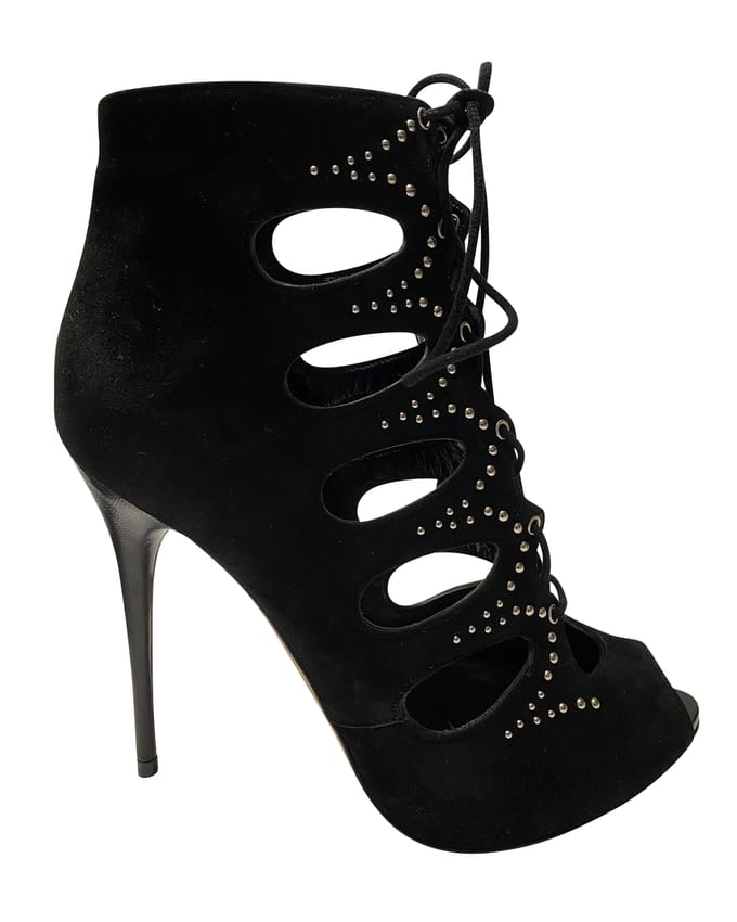 Alexander McQueen Cut Out Studded Veterboots in Zwart Suède