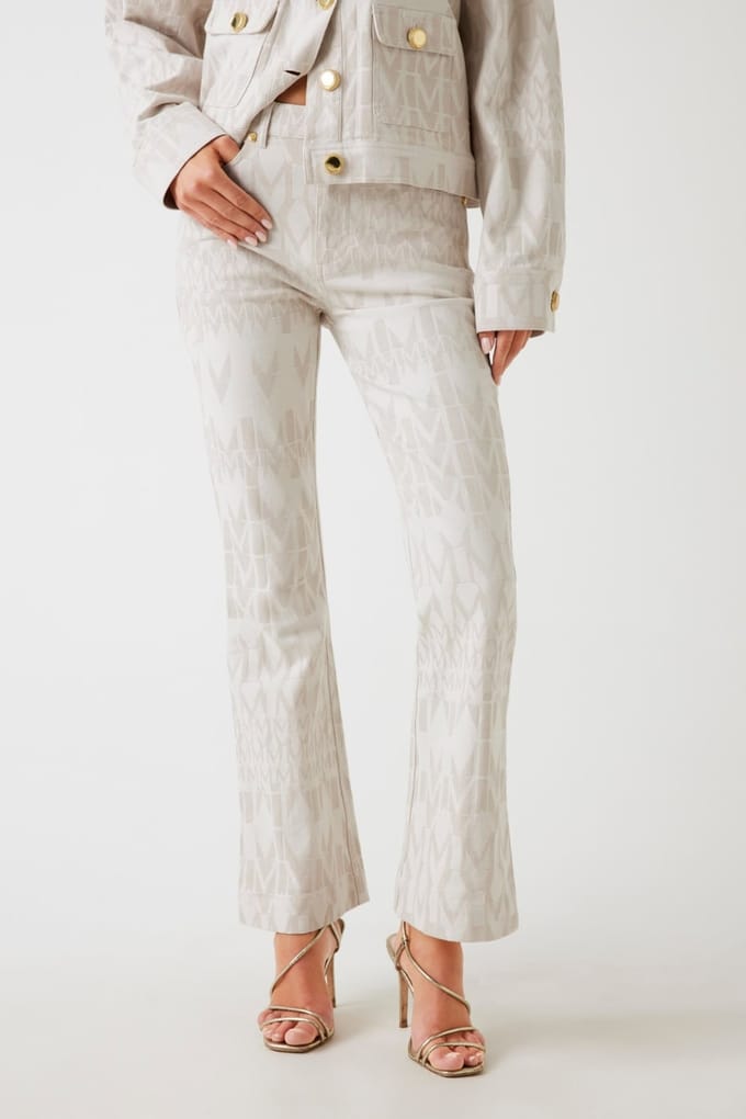 GUESS Sarah Denim Flared P Monogram Off White Größe: W28L34 | Ausgestellte Hosen Outlet | Damen | Blau