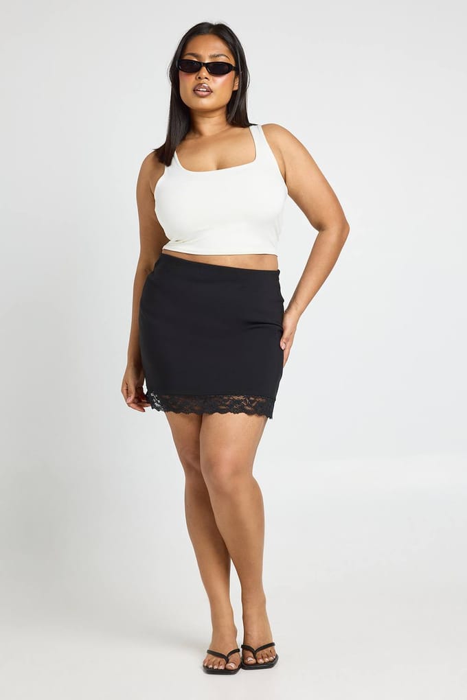 boohoo Dames Plus Bengaline Minirok Met Kanten Afwerking | Zwart | Maat: 54