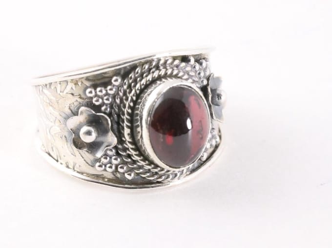 Bewerkte zilveren ring met granaat - maat 18