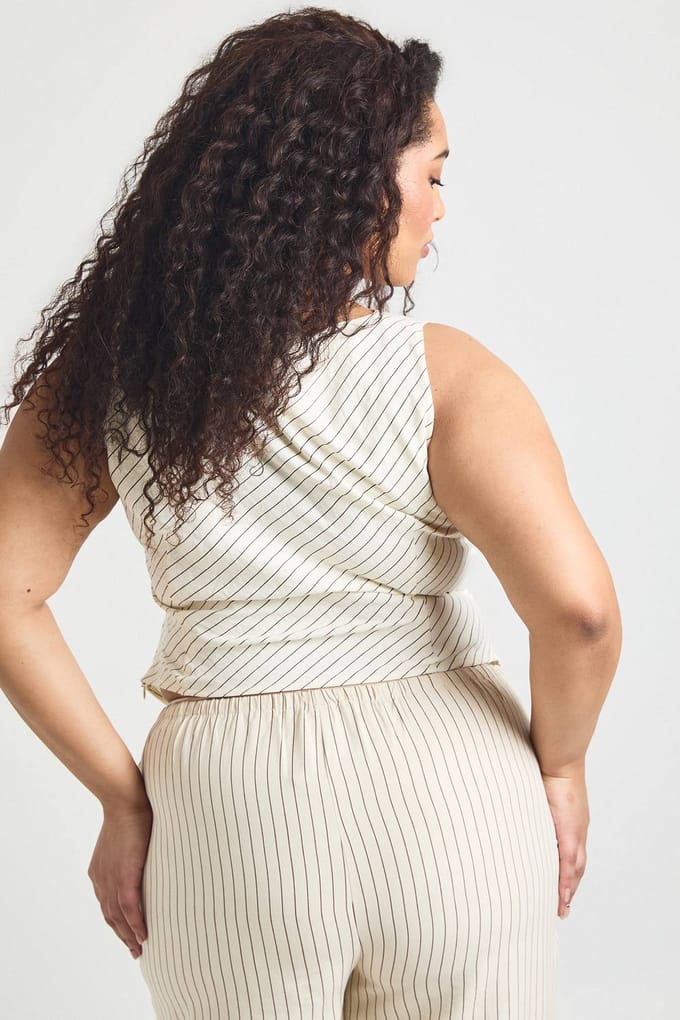 boohoo Dames Plus Gestreepte Asymmetrische Zoom Racer Top | Creme | Maat: 46
