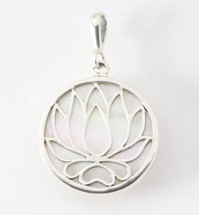 Ronde zilveren lotus bloem hanger met parelmoer