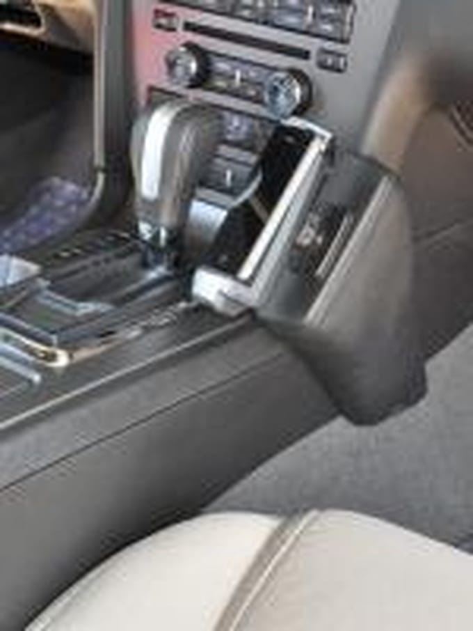 Houder - Ford Mustang + USA 2010-2014 Kleur: Zwart