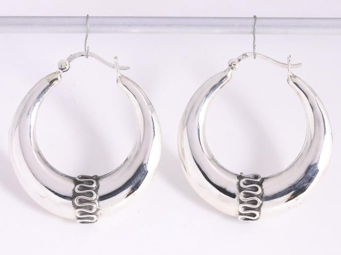 Grote bewerkte zilveren Bali oorringen - ø 38 mm.