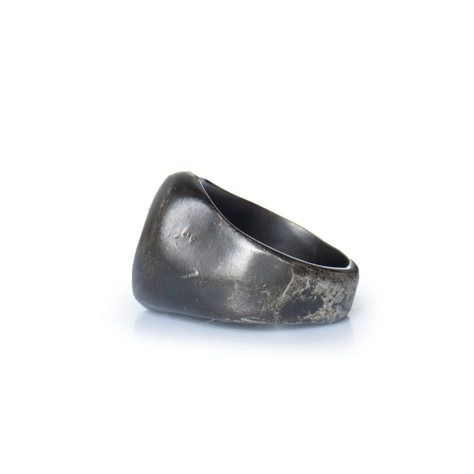 Maison Margiela, Ring met hematietlook