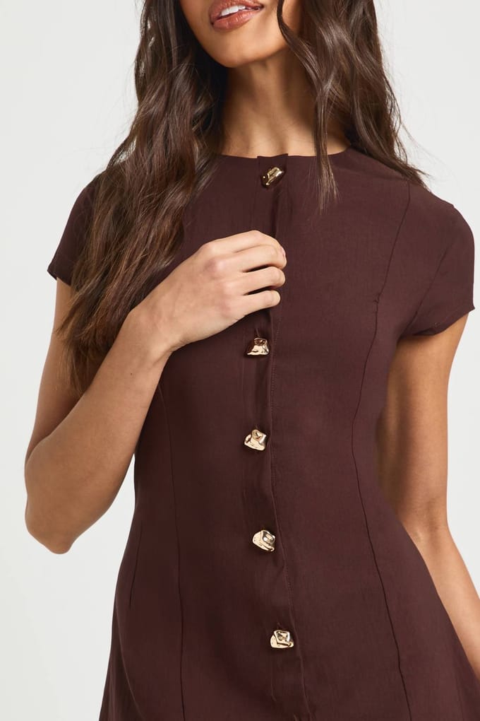 boohoo Dames Bengaline Shift Jurk met Gouden Knoop Details en Korte Mouwtjes | Chocoladebruin | Maat: 36