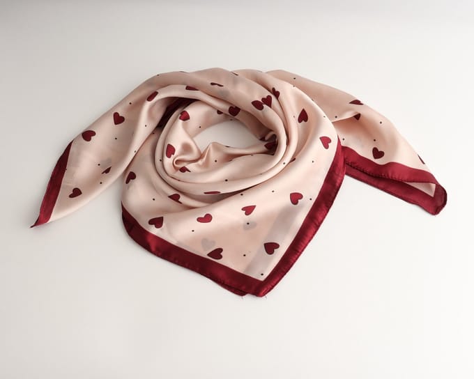 Nicole Bandana - Dames - Roze/bordeaux rood - Hartjes - Satijn Look - 70x70 Cm