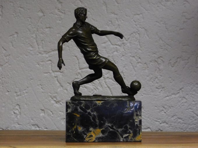 Beeld Voetballer van Brons - op voet van Marmer