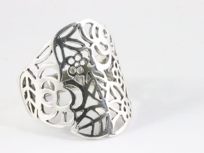 Brede opengewerkte zilveren ring met bloemen - maat 20