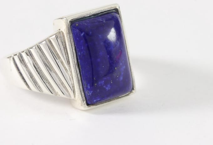 Zware bewerkte zilveren herenring met lapis lazuli