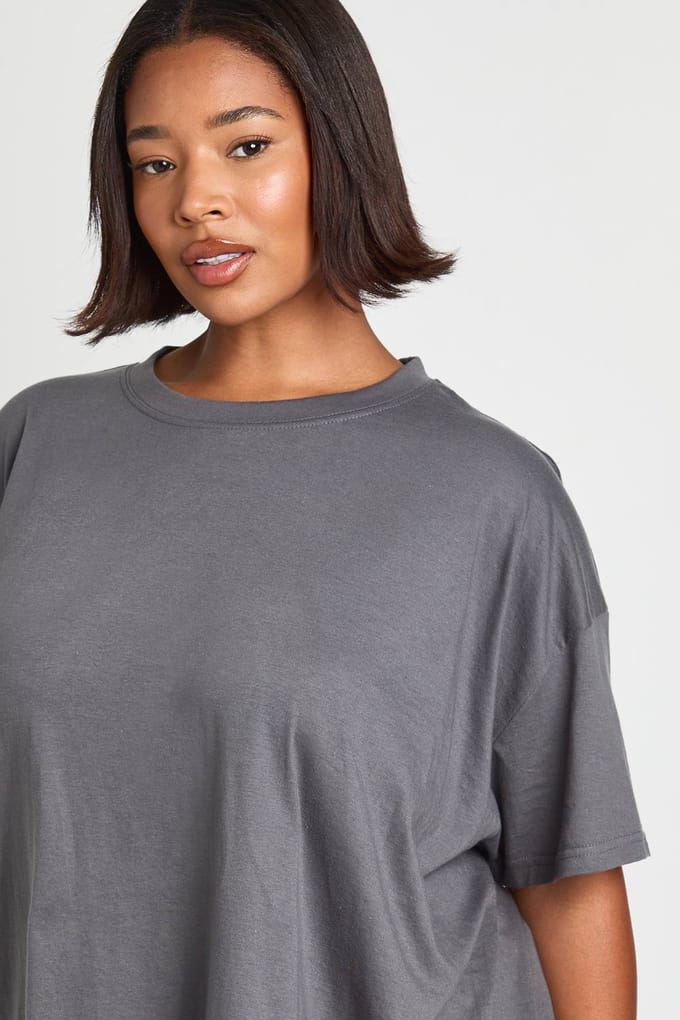 boohoo Dames Plus oversized T-shirt | Houtskool | Maat: 44