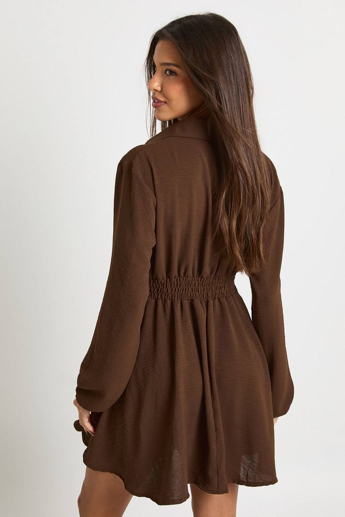 boohoo Dames Hammered geraffelde taille shirtjurk | Chocoladebruin | Maat: 36