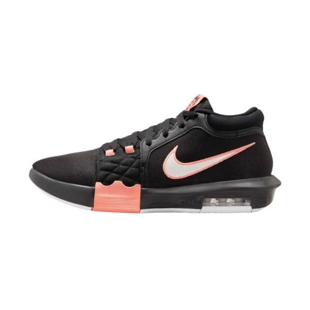 Nike lebron witness viii in de kleur zwart.