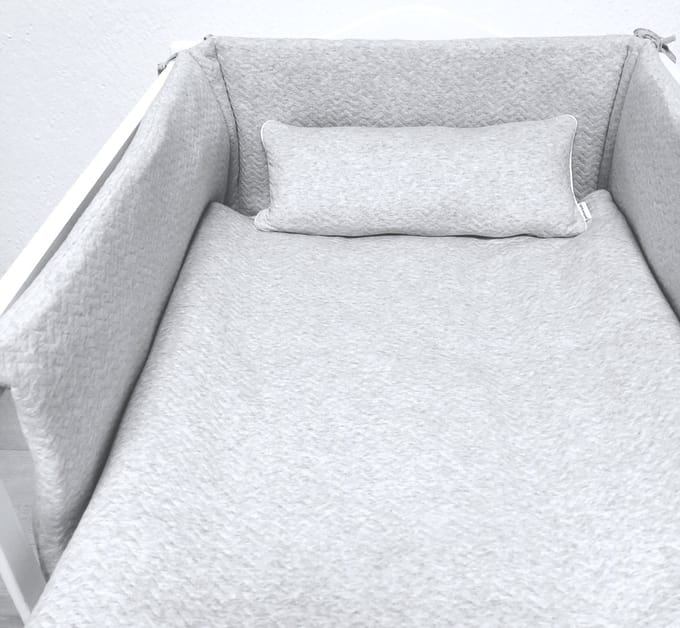 Poetree Kids - Bedomrander Chevron Light Grey Melange