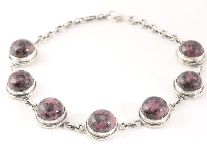 Bewerkte zilveren armband met rhodoniet
