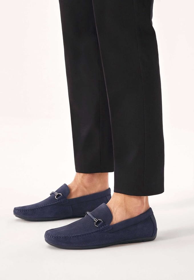 Mocassins élégants en nubuck bleu marine pour hommes avec une application